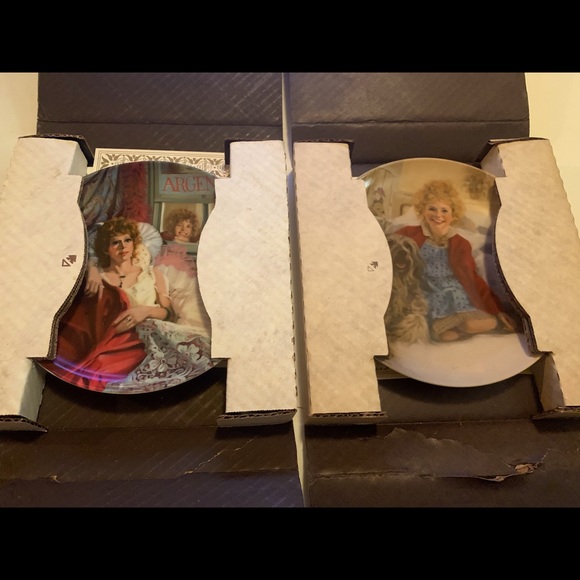 Lot of 2 Annie Knowles Fine China Collector Plates Miss Hannigan Sandy